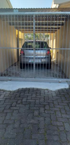 Na foto é possível ver o objeto San-Lou Airbnb localizado na cidade de Sunridge Park.