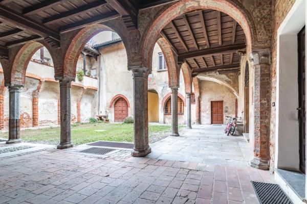 Na zdjęciu widoczny jest obiekt House of Foscolo - Palazzo Cornazzani - by Host4U położony w mieście Pawia.