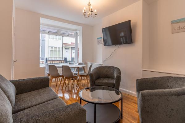 Cheerful and modern 3 BDR for 7, Liverpool