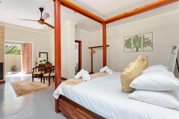 照片显示了位于Madeteleli市的Teak Place Guest Rooms物件。