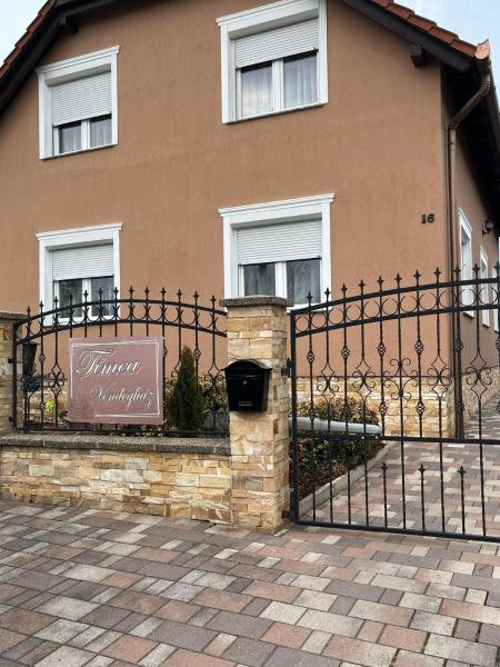 A la foto es mostra l'objecte Tímea Vendégház Zalaszabar situat a la ciutat de Nagyrada.