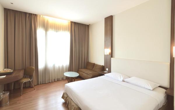 A la foto es mostra l'objecte Grand Cikarang Hotel situat a la ciutat de Tegalgede.