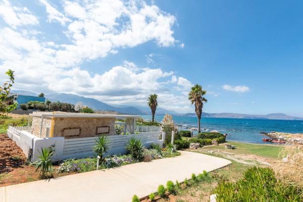 A la foto es mostra l'objecte Artemis Seafront Stone Studio situat a la ciutat de Petres.