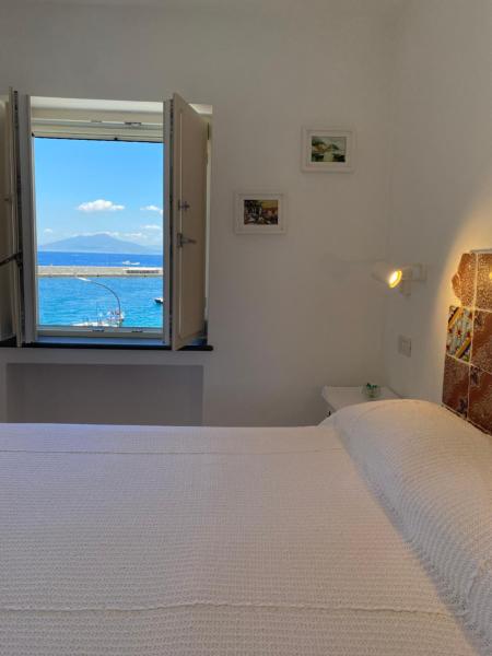Na zdjęciu widoczny jest obiekt La Baia di Napoli położony w mieście Capri.