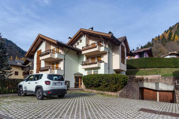 På billedet ses objektet DolomiApartments - Casa Francy beliggende i byen Predazzo.