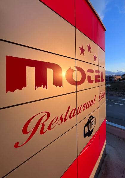 Na fotografii je vidět objekt Motel Papić nacházející se ve městě Tomislavgrad.