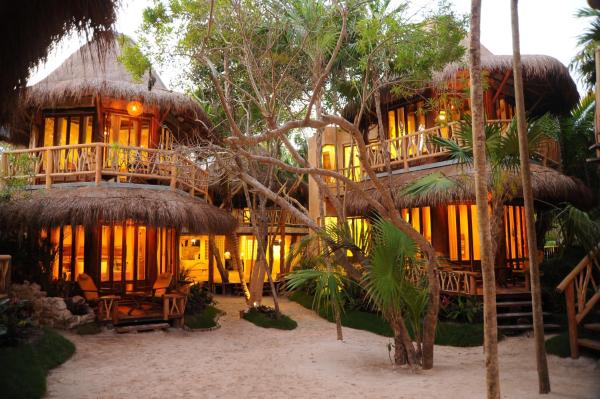 Na zdjęciu widoczny jest obiekt Alaya Beachfront Tulum Hotel położony w mieście Tulum.