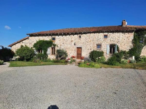 A la foto es mostra l'objecte Barn Long House with Private pool situat a la ciutat de Pressignac.