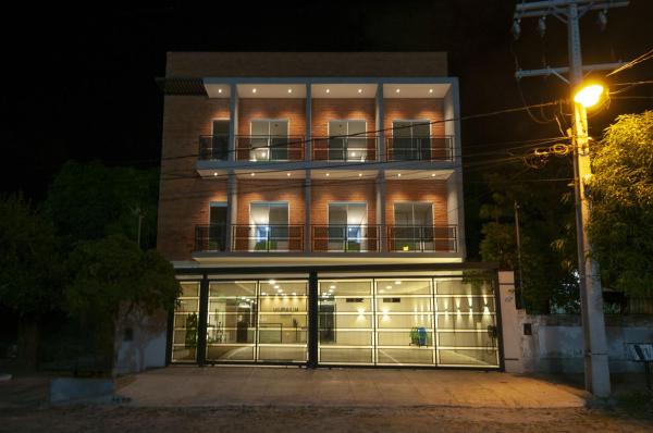 The photo shows the VIVARIUM APART HOTEL located in the city of Asuncion.