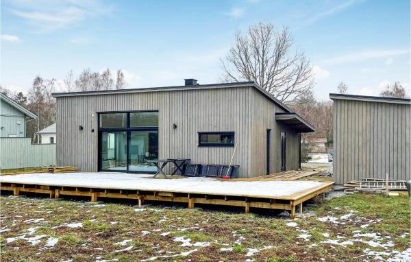 Na fotografii je vidět objekt Cozy Home In Jämjö With Jacuzzi nacházející se ve městě Jämjö.