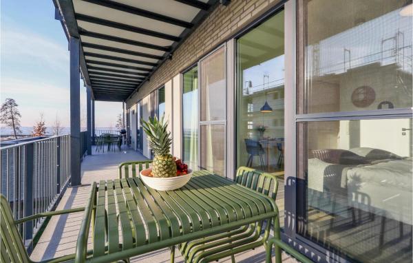 På billedet ses objektet Beach Front Apartment beliggende i byen Lembruch.