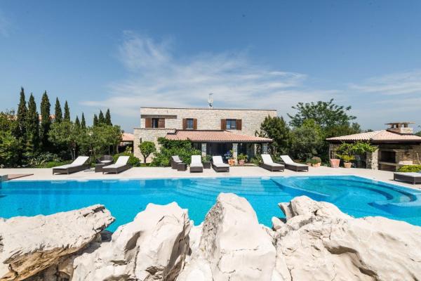 På billedet ses objektet Family friendly apartments with a swimming pool Murter - 20859 beliggende i byen Murter.