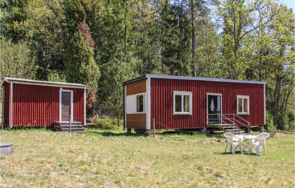 На фото показан объект Beautiful Home In Backaryd With Wifi, расположенный в городе Smedamåla.