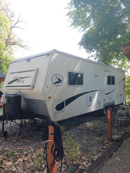 照片显示了位于Portage市的Lakeshore Glamping Camping 239物件。