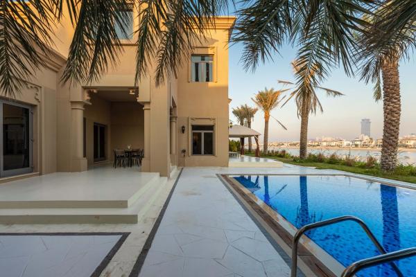 Na fotografii je vidět objekt Maison Privee - Exclusive Villa with Private Pool, Garden & Beach nacházející se ve městě Dubaj.