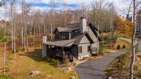 På bilden syns objektet Woof Lodge at SweetGrass som ligger i staden Blowing Rock.