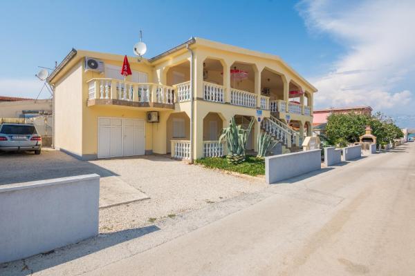 A la foto es mostra l'objecte Apartments by the sea Vir - 20333 situat a la ciutat de Vir.