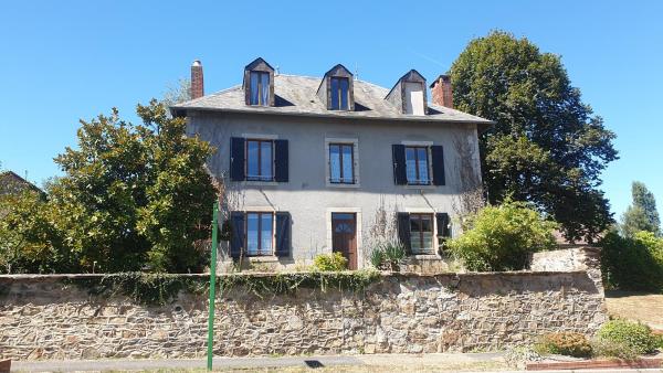 Na fotografii je vidět objekt Maison de bourg nacházející se ve městě Nexon.
