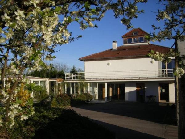 Na fotografii je vidět objekt La Villa By Mama C-Gîte-Piscine-SPA nacházející se ve městě Pierrepont.
