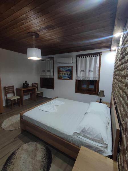A la foto es mostra l'objecte Eni entire guesthouse parking on site situat a la ciutat de Berat.