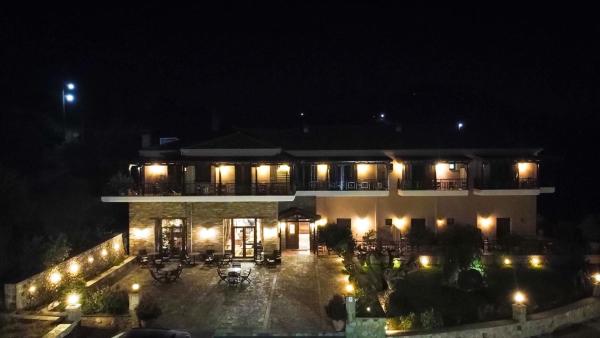 På billedet ses objektet Dellas Boutique Hotel beliggende i byen Kalambaka.