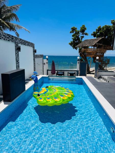 A la foto es mostra l'objecte D' Beach Resort situat a la ciutat de San Vicente.