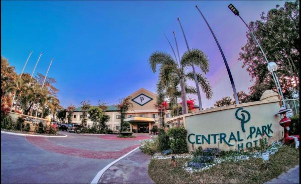 Na fotografii je vidět objekt Luisita Central Park Hotel nacházející se ve městě Tarlac.