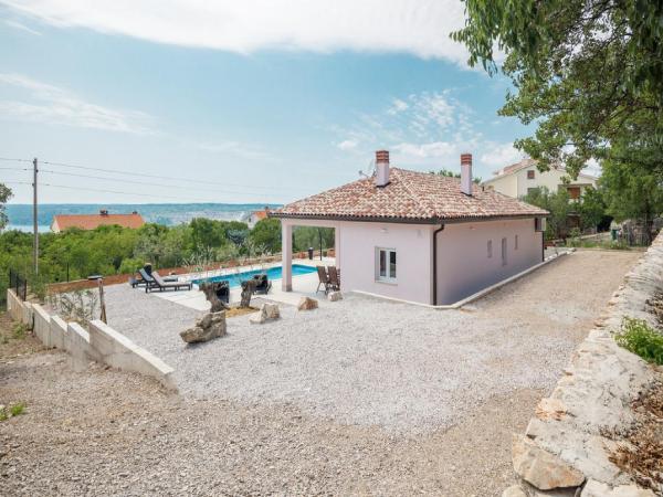A la foto es mostra l'objecte Villa Tomicich situat a la ciutat de Labin.