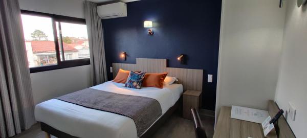 A la foto es mostra l'objecte Logis Hôtel Les Bleuets situat a la ciutat de Royan.