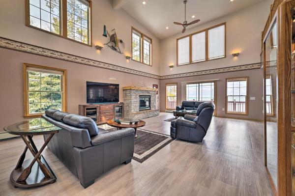 A la foto es mostra l'objecte Spacious Lakefront Home with Sunroom and Bar! situat a la ciutat de Hawks.