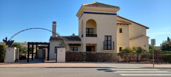 A la foto es mostra l'objecte HL 002 Holiday rentals 4 Bedrooms 4 Bathroom villa with private pool situat a la ciutat de El Espinar.