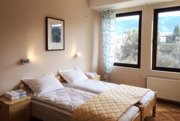 A la foto es mostra l'objecte Hotel Hinovi Hvoyna situat a la ciutat de Orehovo.
