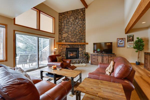 På billedet ses objektet Deck + Mtn View: Keystone Townhome Near Resort! beliggende i byen Keystone.