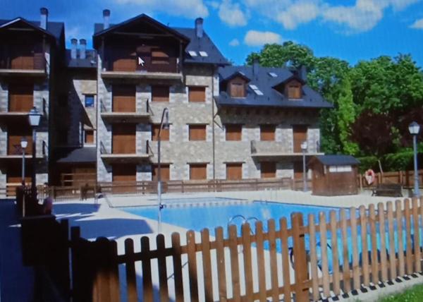 Na zdjęciu widoczny jest obiekt Apartamentos Nevados 28122 położony w mieście Benasque.