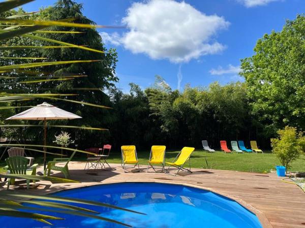写真にはBubry市にあるGîte du Placello, piscine jacuzzi et saunaが写っています。