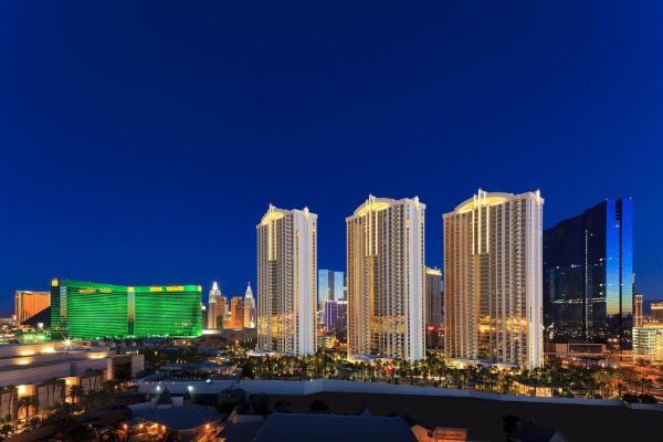 Na foto é possível ver o objeto MGM SIGNATURE - Strip View Suite- FREE valet parking localizado na cidade de Las Vegas.