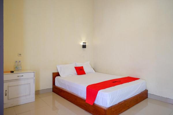 写真にはKemuning市にあるRedDoorz near Candi Cetho Karanganyarが写っています。