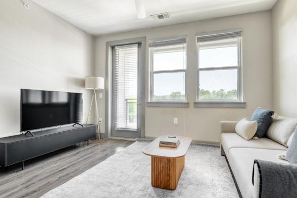 A la foto es mostra l'objecte Riverside 2br w pool gym wd nr airport ATX-79 situat a la ciutat de Austin.