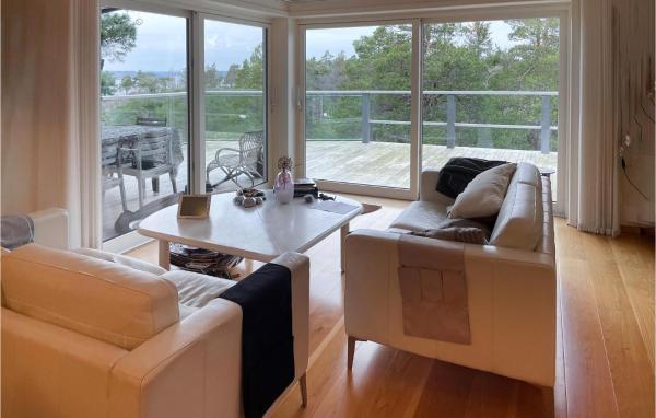 Στη φωτογραφία φαίνεται το αντικείμενο Amazing Home In Ingarö With Sauna που βρίσκεται στην πόλη Enkärret.