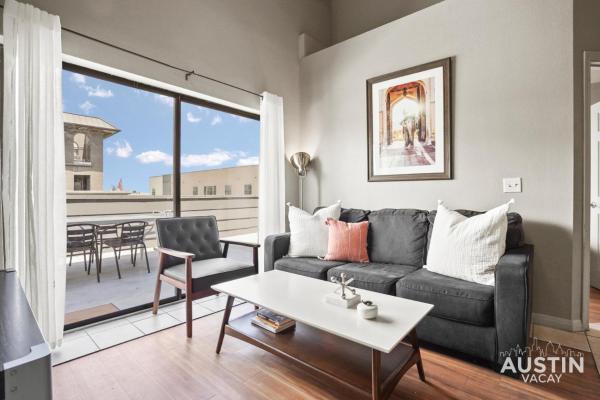 A la foto es mostra l'objecte King Beds and Patio Dining in ATX West Campus Gem situat a la ciutat de Austin.