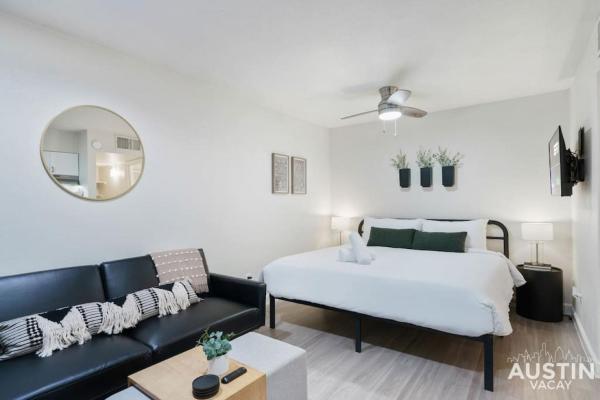 A la foto es mostra l'objecte Cozy Newly Renovated King Sofa Bed and Smart TV situat a la ciutat de Austin.