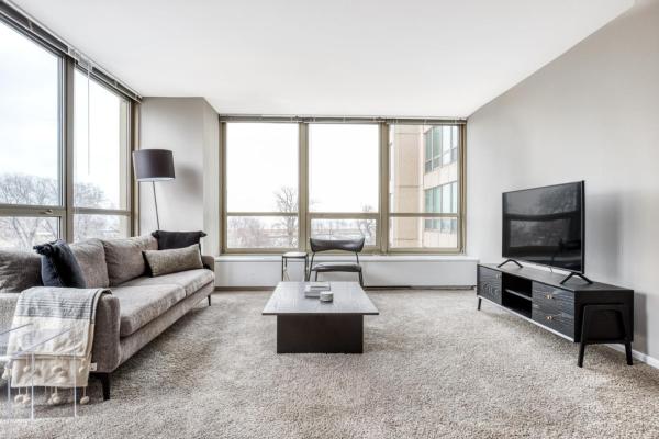 På billedet ses objektet Lakeview 2BR w Deck Pool Gym nr Lincoln Park CHI-717 beliggende i byen Chicago.