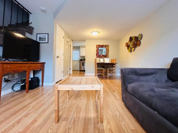 Luxe on Penn Family Friendly, Toddler amenities, baby proof with baby gate, toys, bath toys, cups and plates, Separate Workstation with Desk and Monitor, located in desirable SE Boise next to the Greenbelt and Boise River photo 4