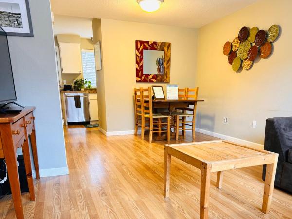 Luxe on Penn Family Friendly, Toddler amenities, baby proof with baby gate, toys, bath toys, cups and plates, Separate Workstation with Desk and Monitor, located in desirable SE Boise next to the Greenbelt and Boise River photo 6