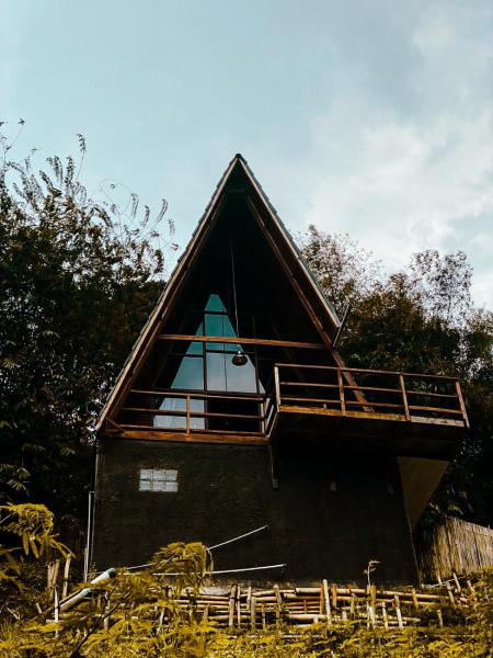 The photo shows the Villa Bima Syandana Resort located in the city of Pasirjambu.