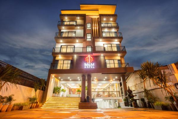The photo shows the M&M Hotel located in the city of Ban Phahom.