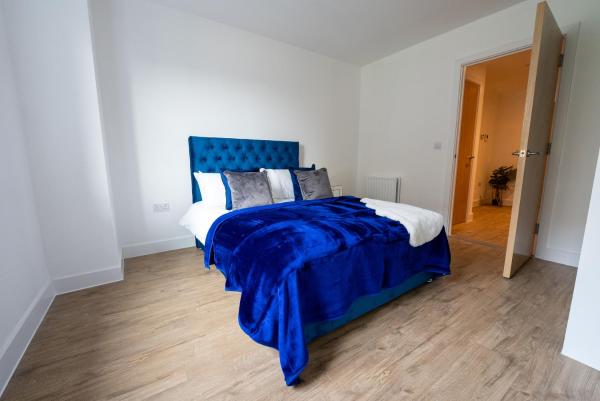 På billedet ses objektet Newly Built Spacious Apartment easily accessible to Luton Airport, Town centre and station beliggende i byen Luton.