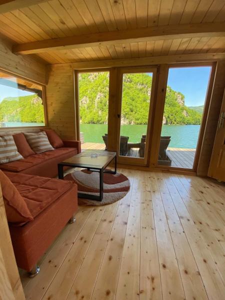 A la foto es mostra l'objecte Floating House Perućac situat a la ciutat de Kamenjača.