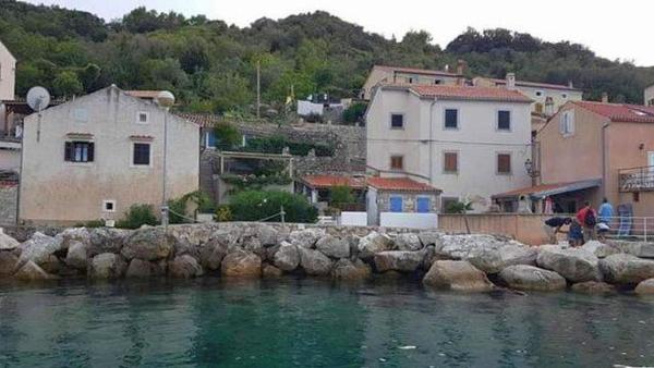 På billedet ses objektet Apartments by the sea Valun, Cres - 20860 beliggende i byen Valun.