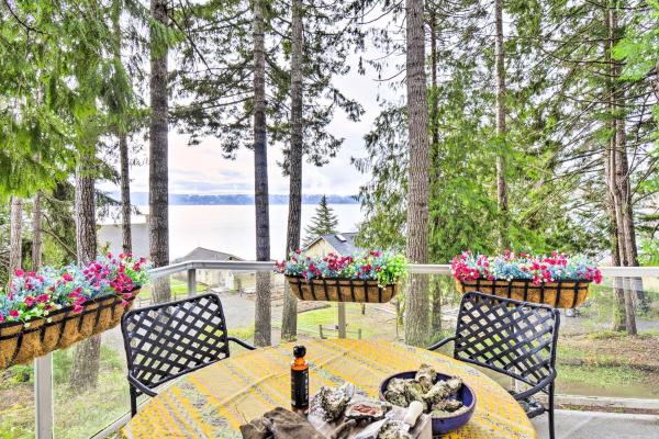 A la foto es mostra l'objecte Dreamy Waterfront Studio with Hood Canal Views situat a la ciutat de Shelton.
